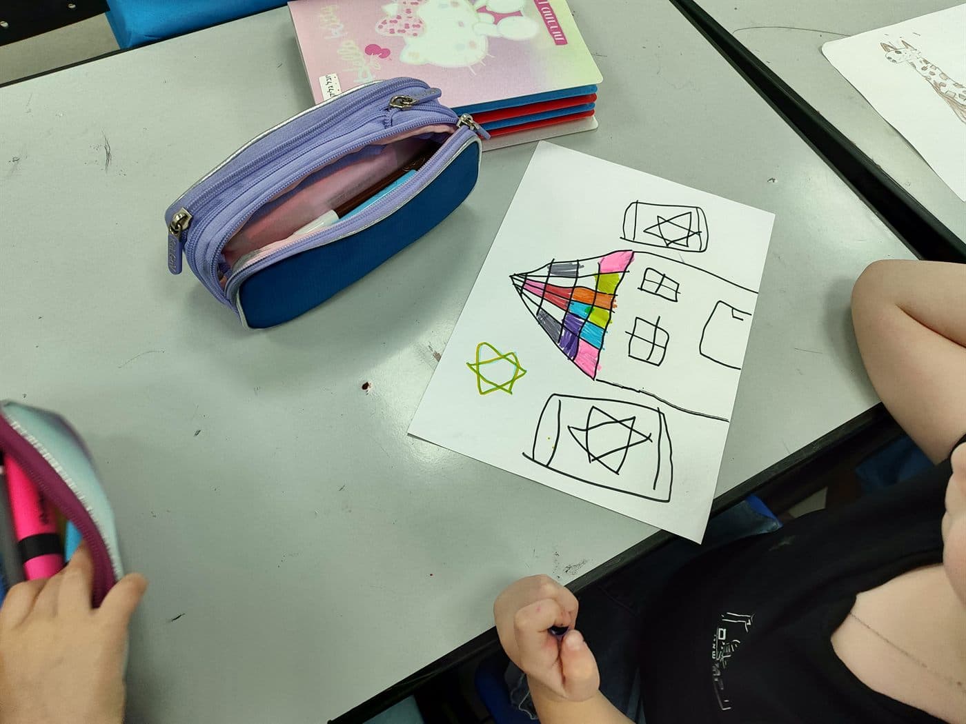 ילדים יוצרים קומיקס בסדנת איור עם אלעד יעקובוביץ' — תמונה 6